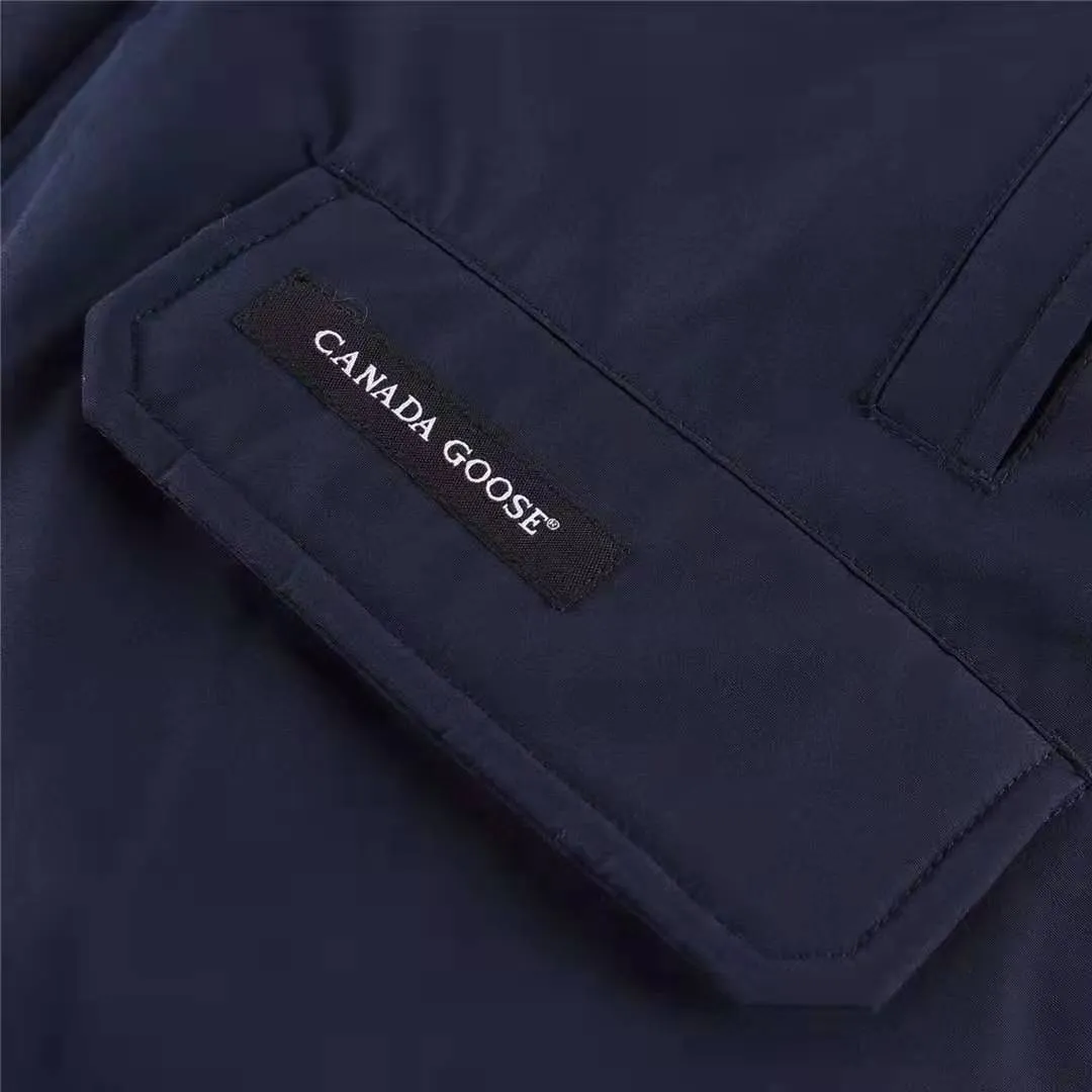 P780 with dust bag) Canada Goose Canada Goose #Chilliwack 7999M bomber jacket short down jacket ➖ Genuine synchronous anti-counterfeiting chip sensor! ➖ Imported 21-count polyester-cotton blended original fabric [last year’s 16-count/18-count hard fabrics have been completely eliminated, this year all use 21-count genuine synchronous fabrics, the soft mid-strap feels delicate and textured], genuine synchronous Feather-Light 10D waterproof coating fabric, made of 84.5 polyester fiber and 15.5 cotton, 100% the best feel in the entire network! ➖ The genuine official website is synchronized with the national standard 80 white duck down, you can check the official website customer service, there will never be a series of misleading claims such as 90 down or goose down! ➖ Using the best nylon lining with double double-layer sealing design, velvet-proof No. 7 needle + grid-filled down ready-made garments, there is 100% no so-called velvet running! ➖ The cuffs are designed with thickened seamless threads, and the collar and pockets are lined with top-quality polar fleece to keep you warm and comfortable! ➖ Yoshida YKK provides original custom-made electroplated sliders. YKK two-way lockable zippers are tight and smooth and will not peel off paint! ➖ 3M composite guarantees that the Velcro is the same as the original, durable, and all accessories and hardware are custom-made! ➖ Imported BEHRINGER embroidery machine to customize the 10,000-needle embroidery logo, 98% of which can be reproduced to restore the original logo. You can check and compare on the official website! 01 models for men and women SIZE: XS S M L XL XXL